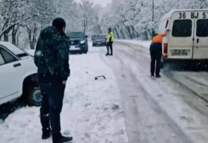 Снегопад на перевале Агсу парализовал движение