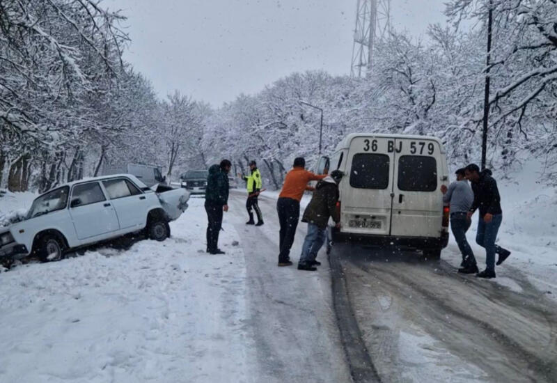 Снег осложнил движение на дороге Баку–Шамахы–Евлах