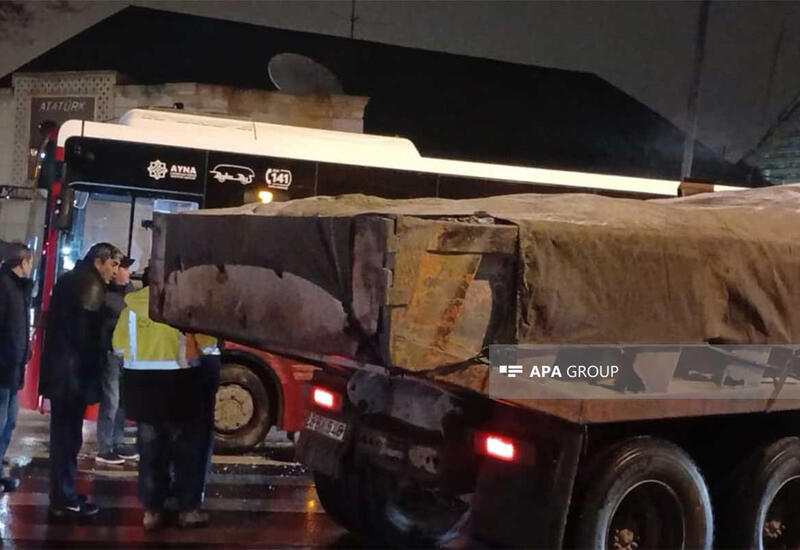 Серьезное ДТП в Гяндже, столкнулись автобус и грузовик