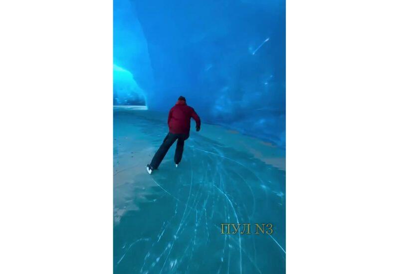 Норвежский фигурист прокатился внутри айсберга на Аляске