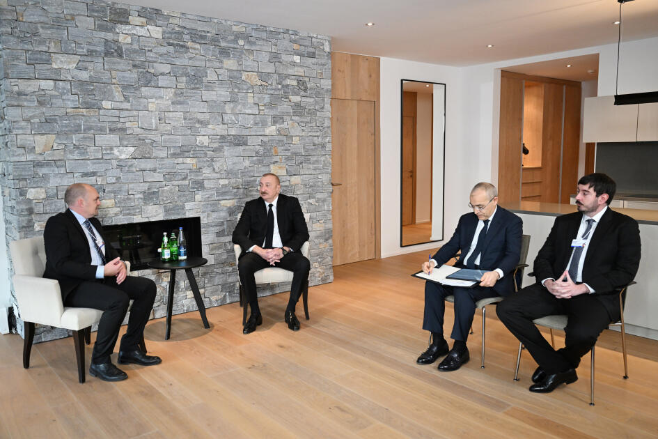Президент Ильхам Алиев встретился в Давосе со старшим вице-президентом компании Vestas Wind Systems по маркетингу, коммуникациям, устойчивости и связям с общественностью