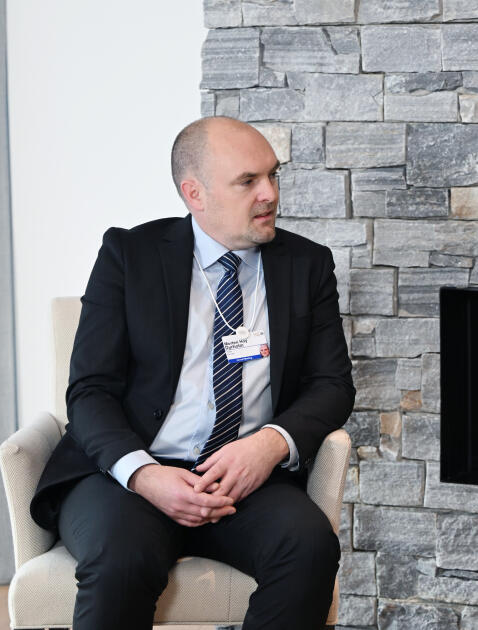 Президент Ильхам Алиев встретился в Давосе со старшим вице-президентом компании Vestas Wind Systems по маркетингу, коммуникациям, устойчивости и связям с общественностью