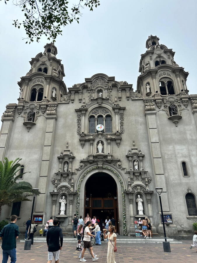 В одной из самых посещаемых церквей Лимы почтили память жертв трагедии 20 Января
