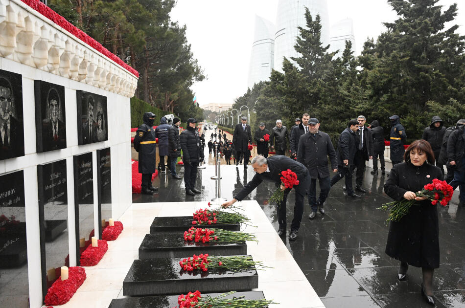 Официальные лица государства и правительства посетили Шехидляр хиябаны