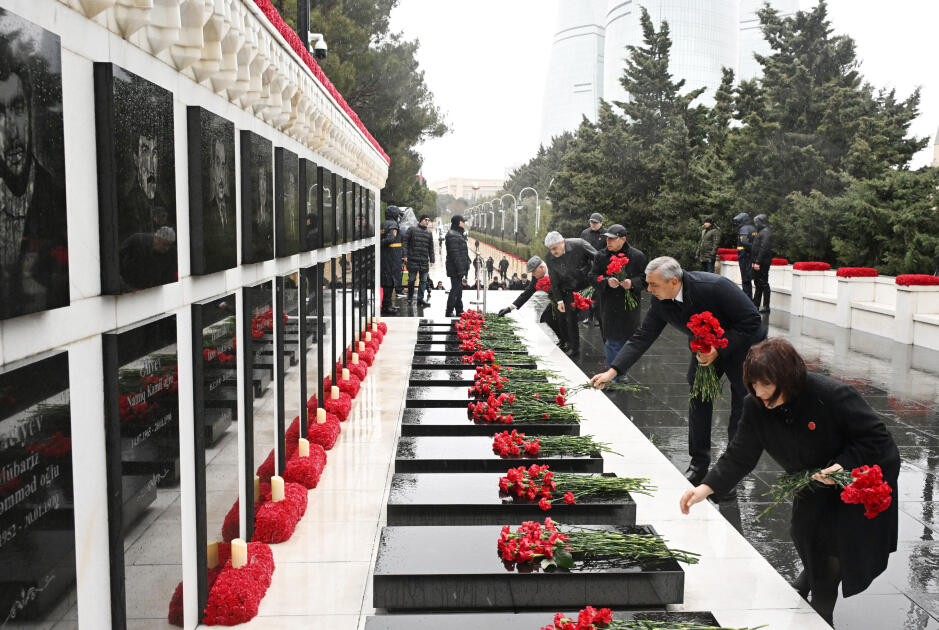 Официальные лица государства и правительства посетили Шехидляр хиябаны