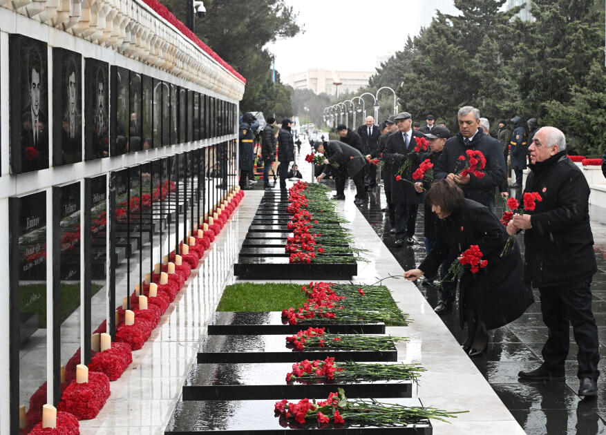 Официальные лица государства и правительства посетили Шехидляр хиябаны