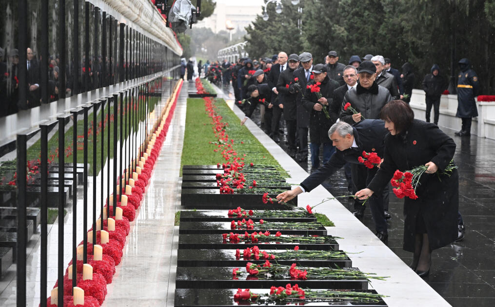 Официальные лица государства и правительства посетили Шехидляр хиябаны