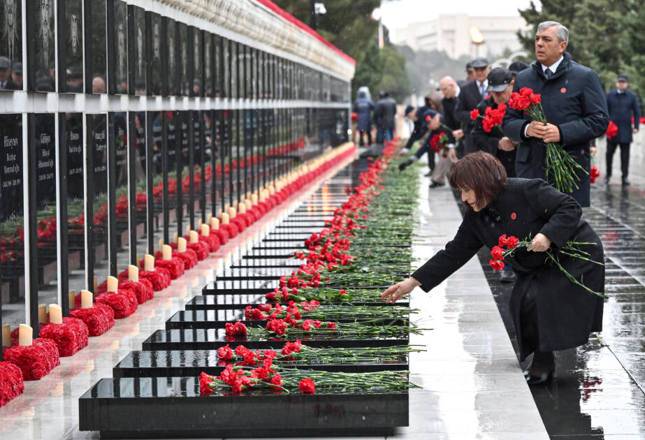 Официальные лица государства и правительства посетили Шехидляр хиябаны