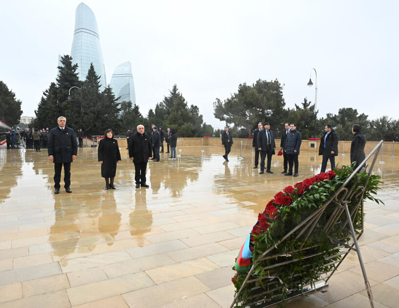 Официальные лица государства и правительства посетили Шехидляр хиябаны