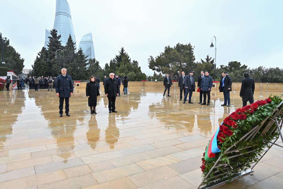 Официальные лица государства и правительства посетили Шехидляр хиябаны