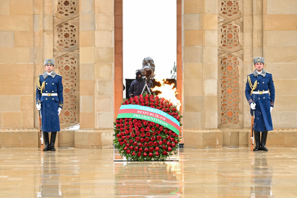 Официальные лица государства и правительства посетили Шехидляр хиябаны