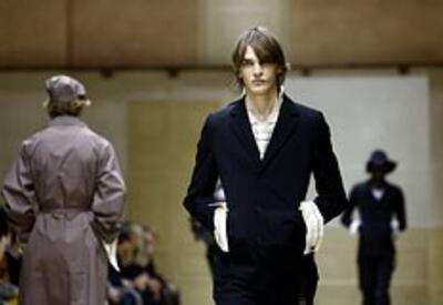 Prada выпустил на подиум манекенщиков в рубашках с пятнами