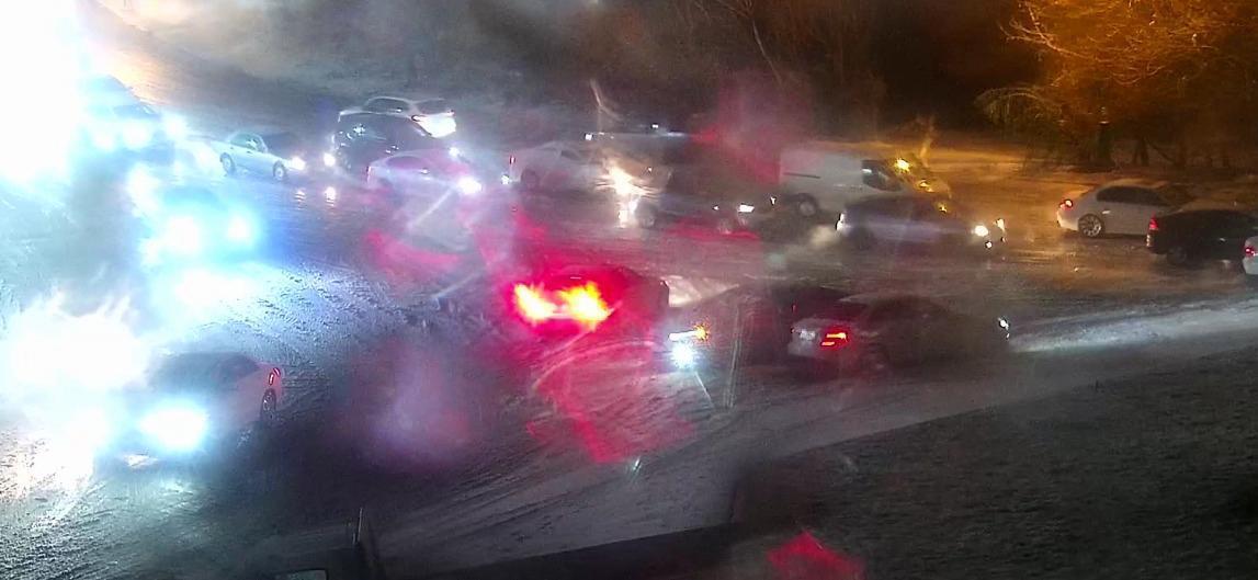 В Баку затруднено движение на ряде улиц из-за снега