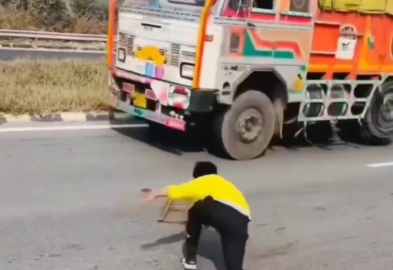 В Индии массово сбивают с дороги грузовики