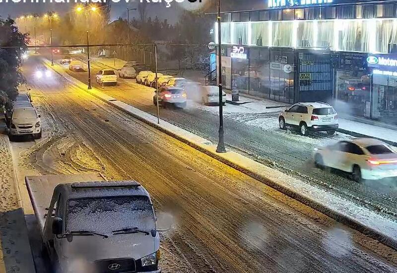 В Баку затруднено движение на ряде улиц из-за снега