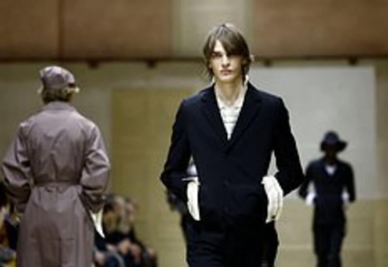 Prada выпустил на подиум манекенщиков в рубашках с пятнами