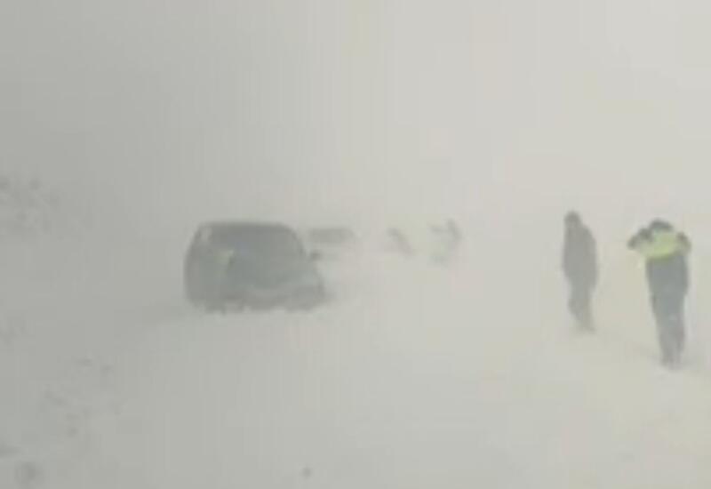 В Гобустане дорогу замело снегом