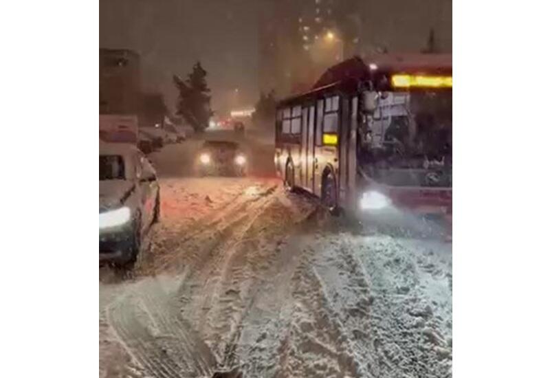 Бакинский поселок замело снегом