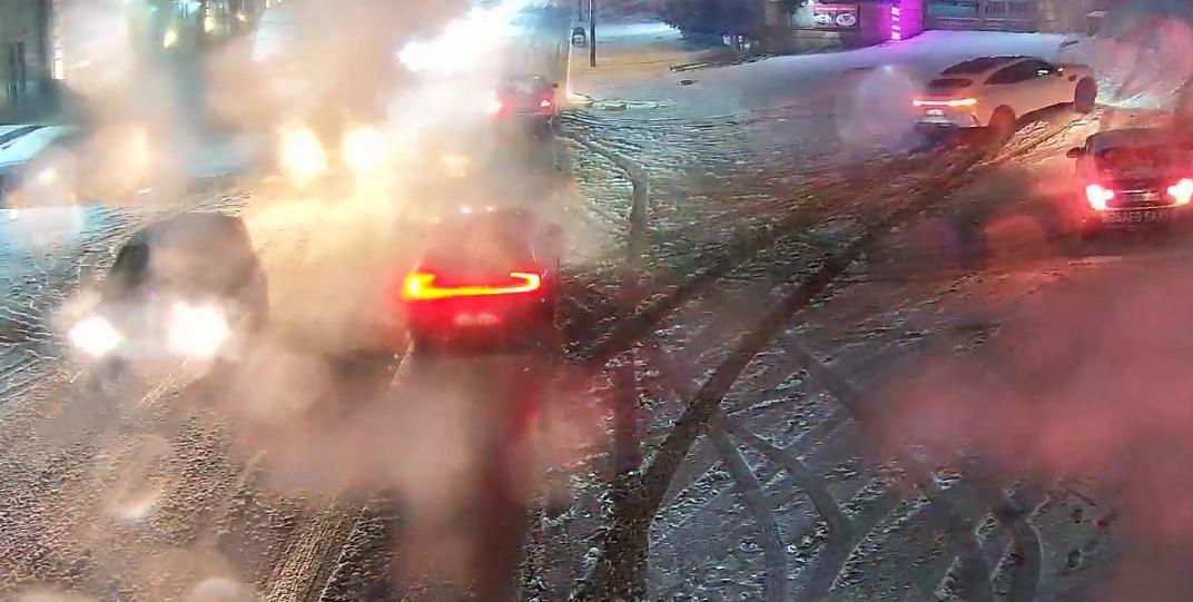 В Баку затруднено движение на ряде улиц из-за снега