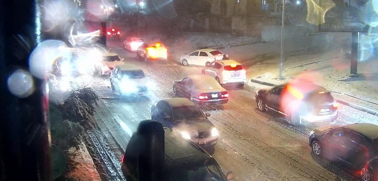 В Баку затруднено движение на ряде улиц из-за снега