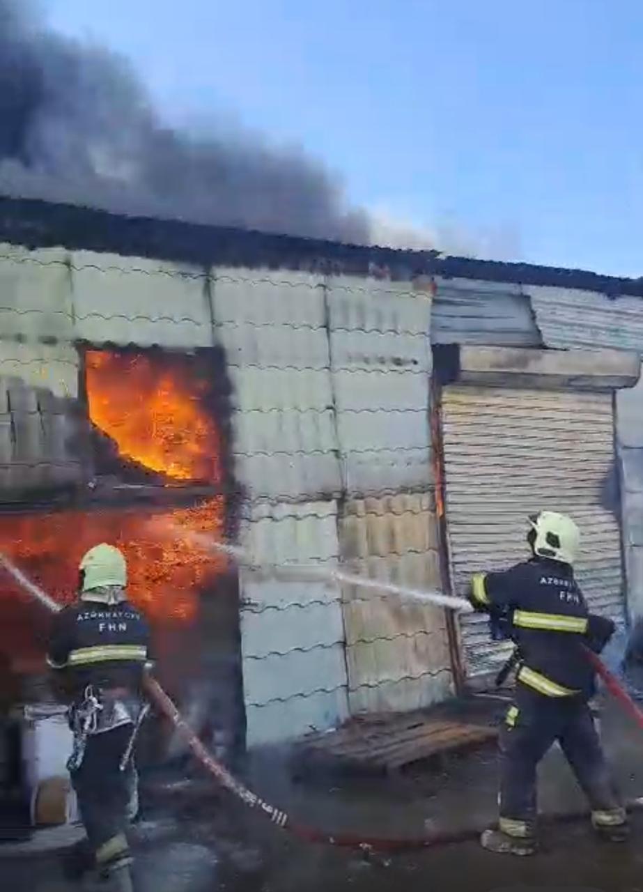 В Баку на проспекте Зии Буньядова горит объект