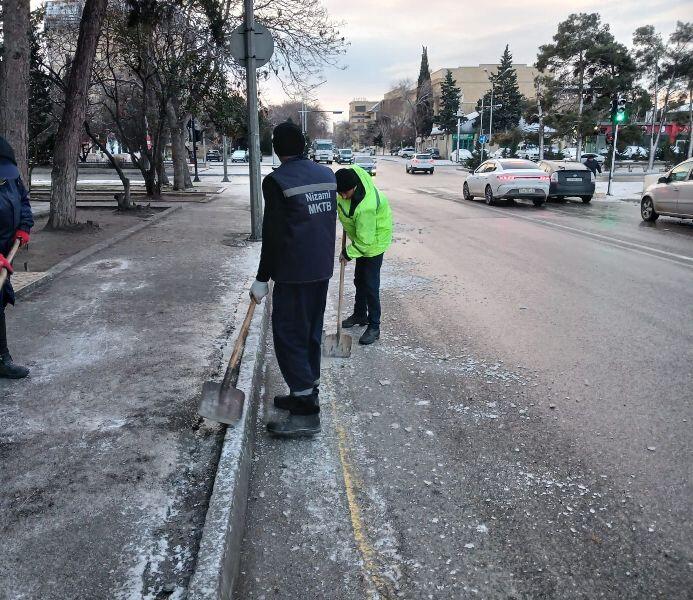 В Баку принимаются оперативные меры в связи со снегом