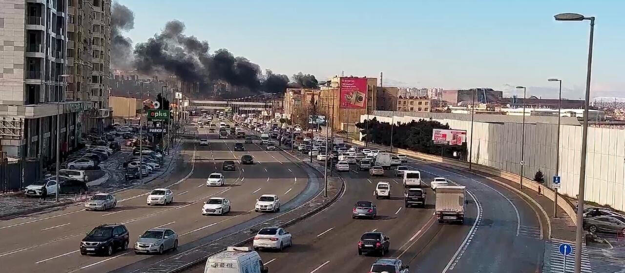 В Баку на проспекте Зии Буньядова горит объект