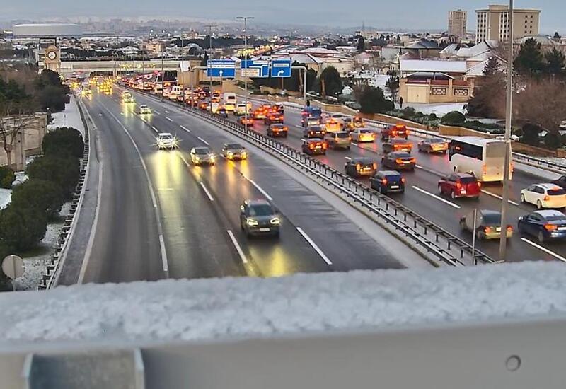 Движение по этой дороге в Баку затруднено