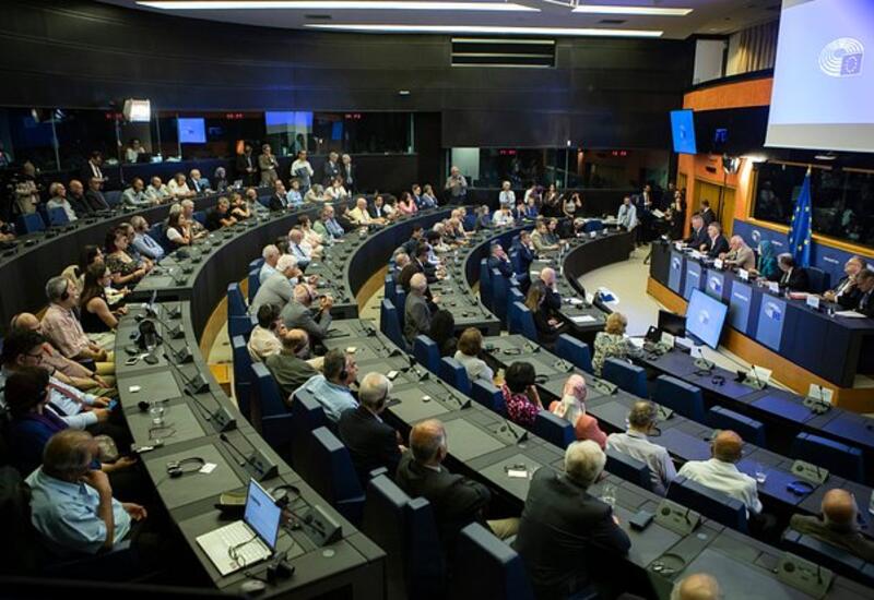 Европарламент приостановил выполнение таможенного соглашения с США