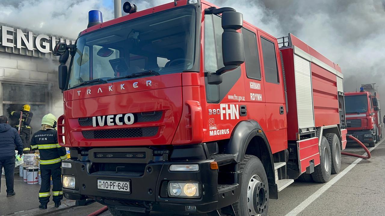 В Баку на проспекте Зии Буньядова горит объект