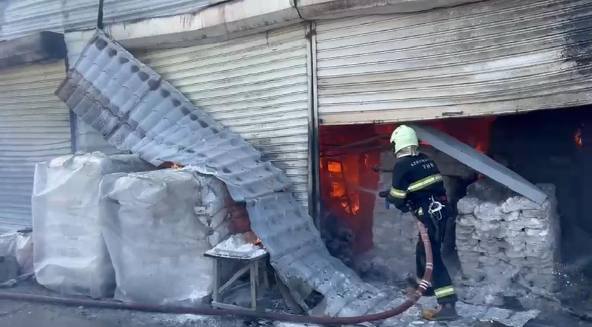 В Баку на проспекте Зии Буньядова горит объект