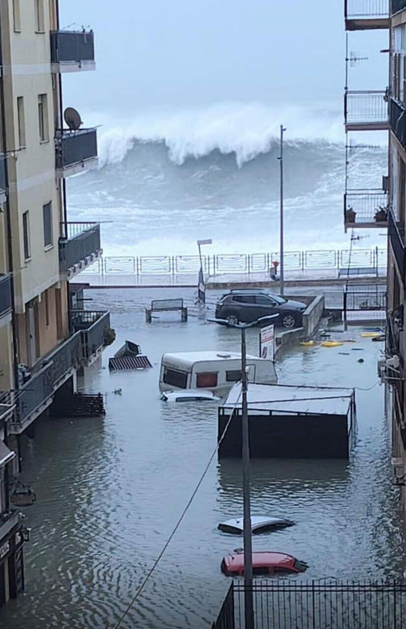 Италию накрыли многометровые волны