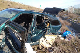 Автомобиль перевернулся на обледенелой дороге в Джалилабаде