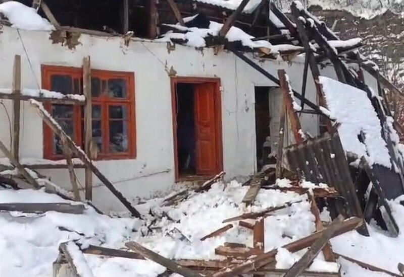 Lerikdə güclü qar evin damını uçurdu