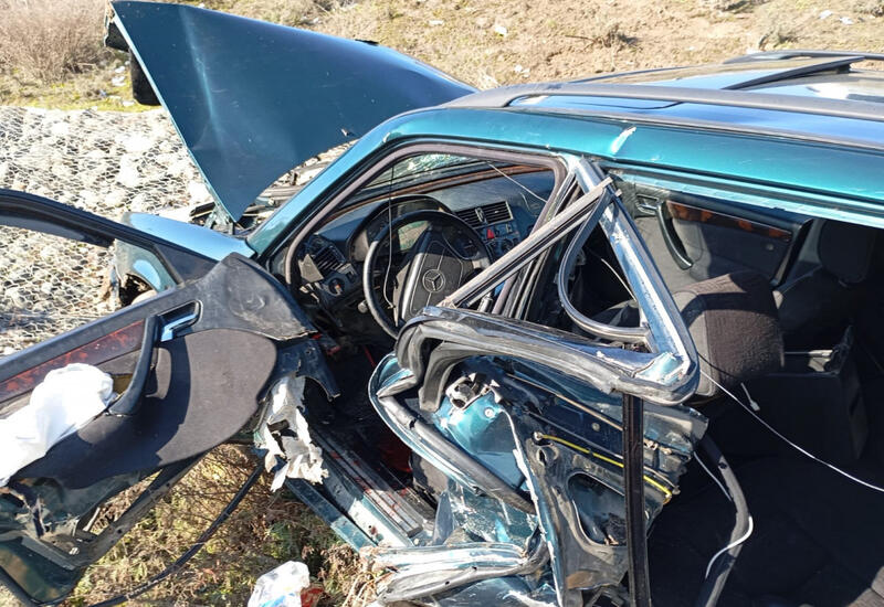 Автомобиль перевернулся на обледенелой дороге в Джалилабаде