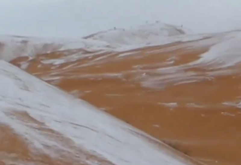 В пустыне Сахара выпал снег