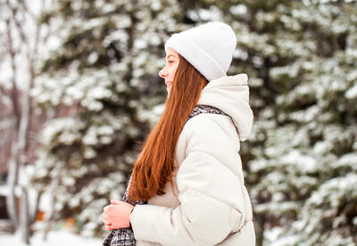 Стилист рассказала, какие головные уборы не навредят волосам зимой