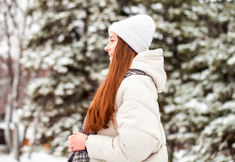 Стилист рассказала, какие головные уборы не навредят волосам зимой