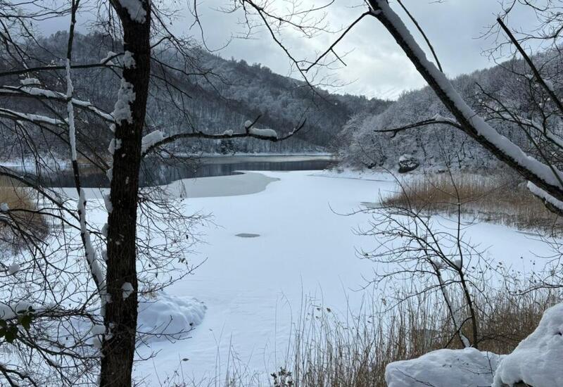 Göygöl ağ örpəyə bürünüb