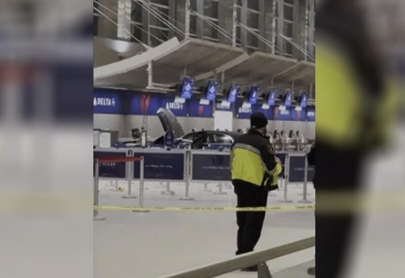 В США автомобиль протаранил ворота аэропорта