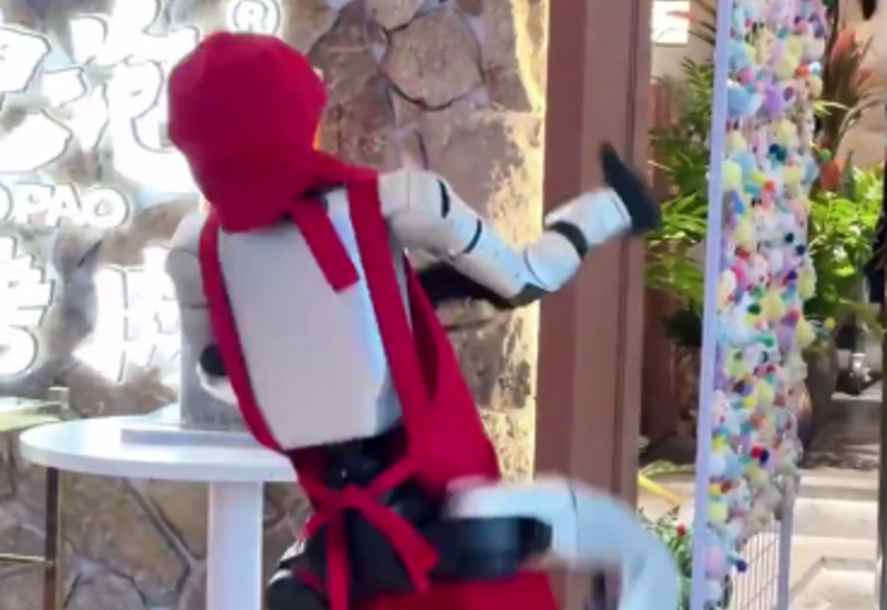 Робот-помощник стал звездой соцсетей в Китае