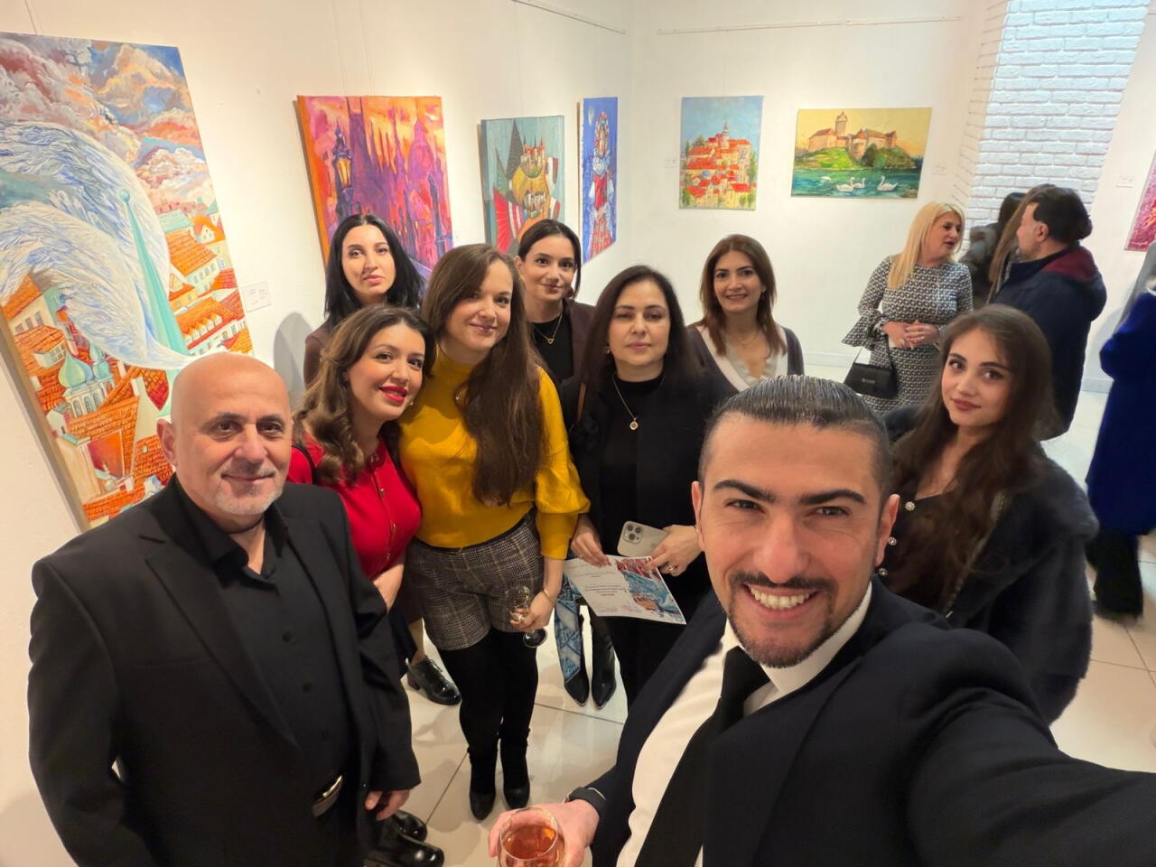 В Баку открылась выставка "Вдохновленный Чехией" по итогам творческого воркшопа