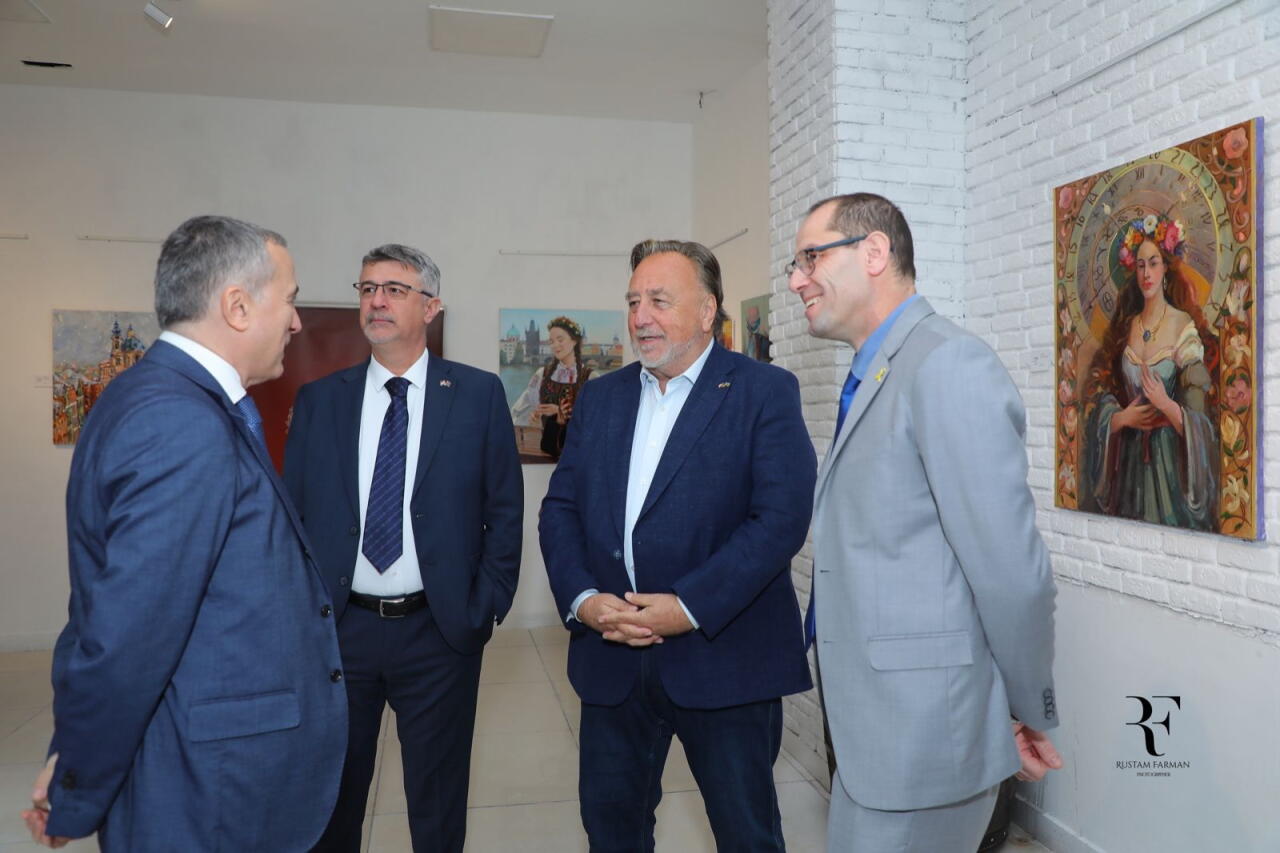 В Баку открылась выставка "Вдохновленный Чехией" по итогам творческого воркшопа