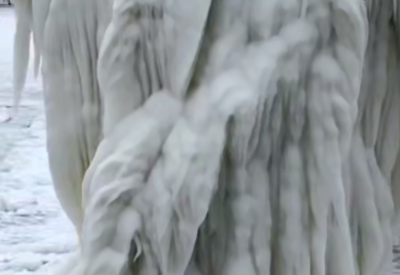 На озере Мичиган образовались редкие ледяные фигуры