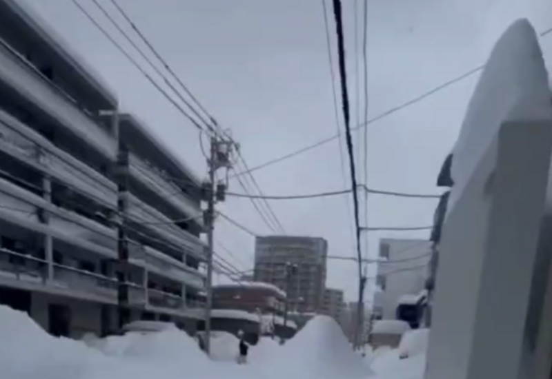 Япония переживает сильнейшие снегопады в истории