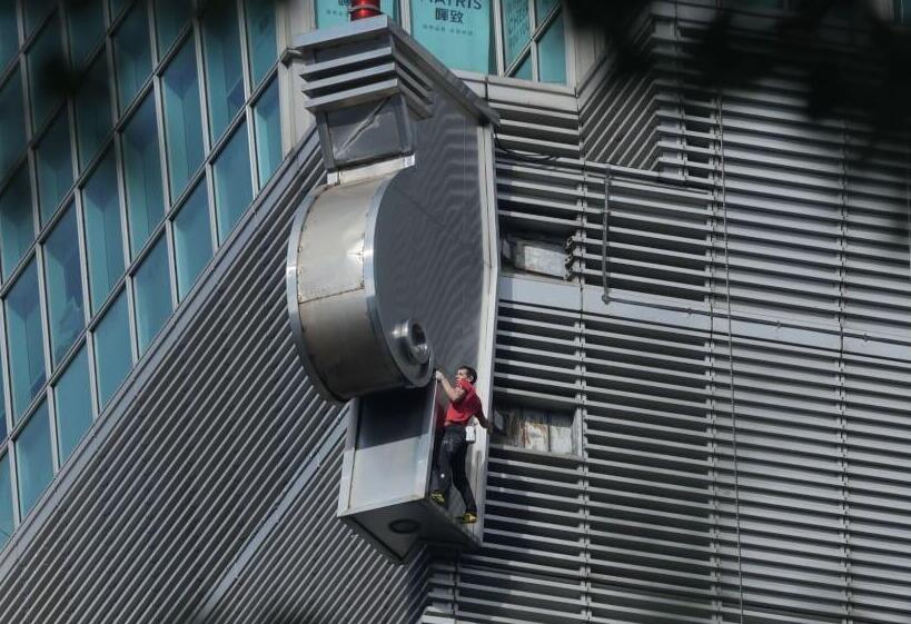 Скалолаз-экстремал совершил опасный подъем на небоскреб