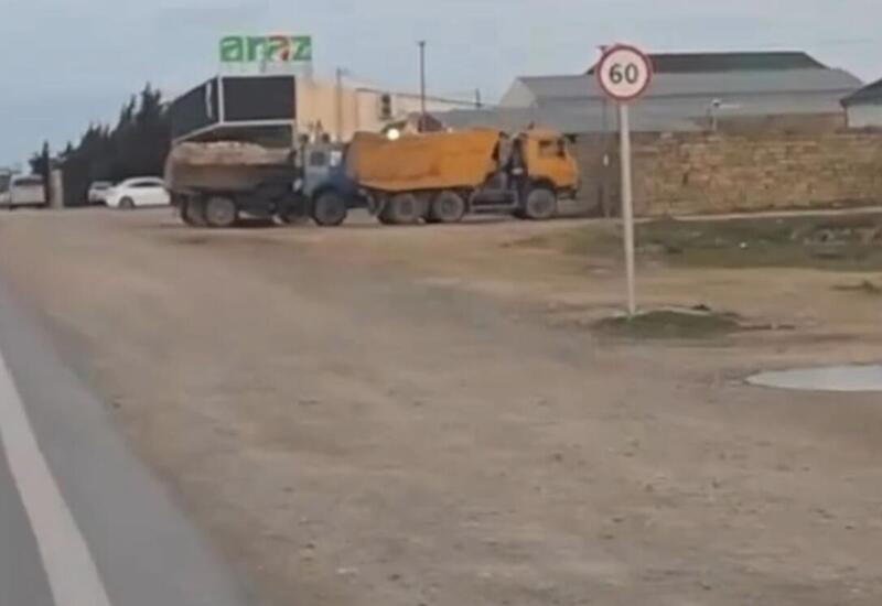 Путающий водителей дорожный знак на дороге Гала-Пираллахи