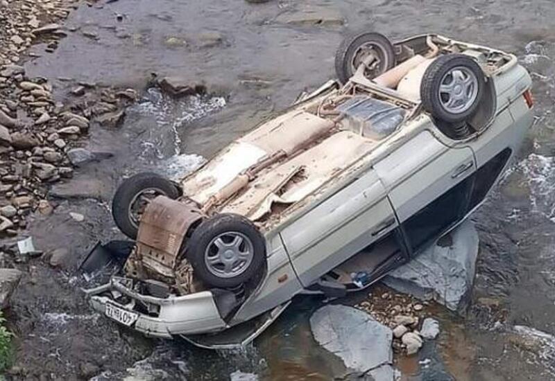 В Габале опрокинулся автомобиль