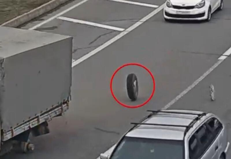 У движущегося грузовика оторвало колесо в Баку