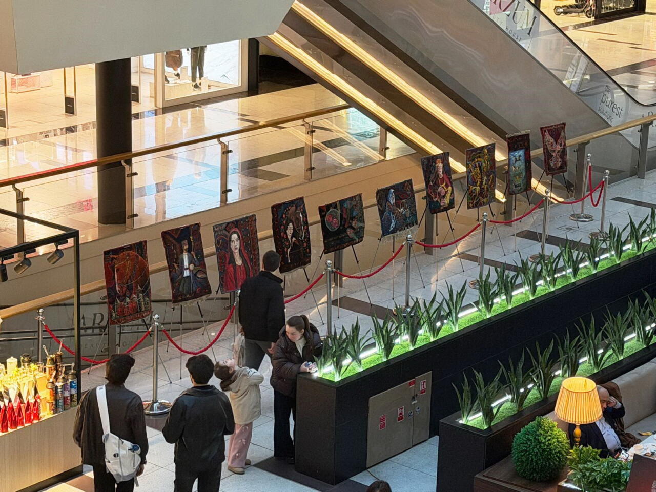 В Гяндже старые ковры превратили в яркие произведения искусства